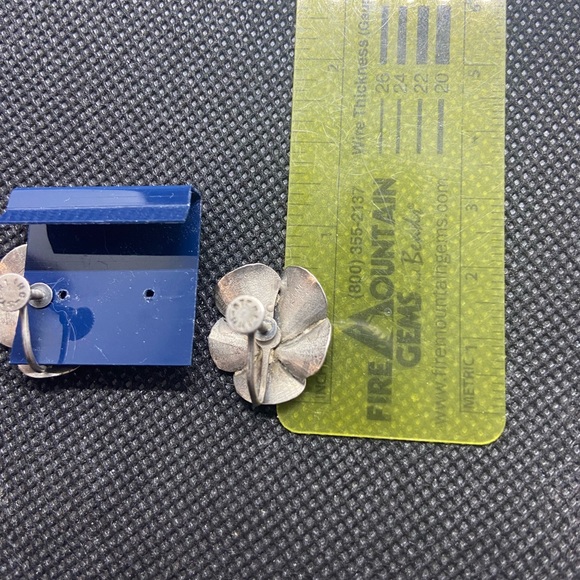 Vintage Screw Back Earring Lot - Picture 7 of 8